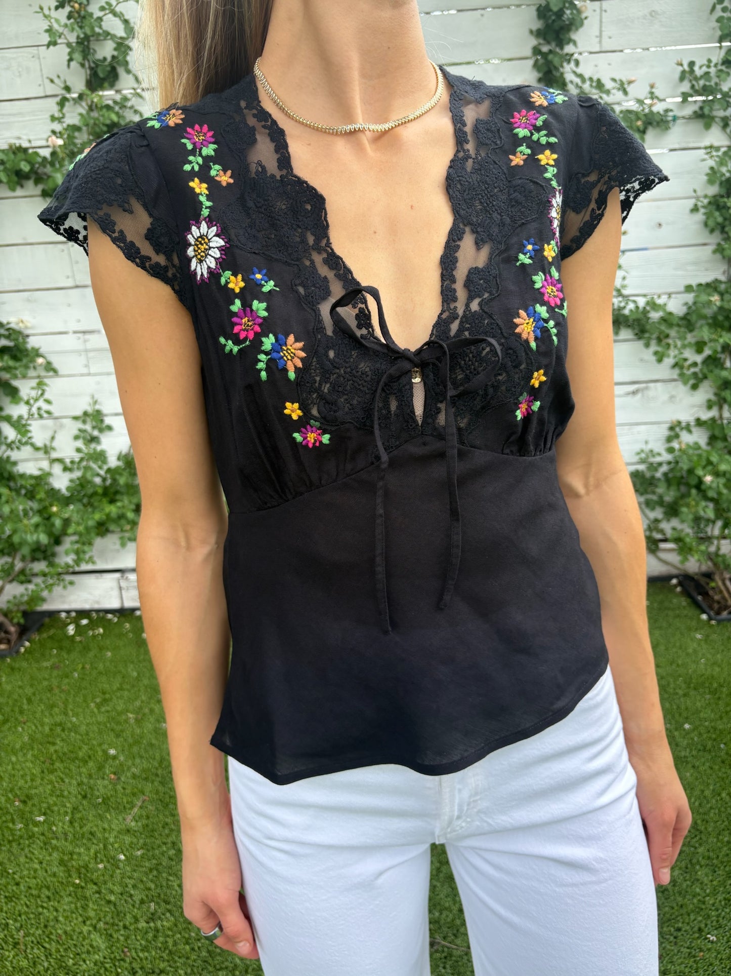 elaine top daisy sun embroidery